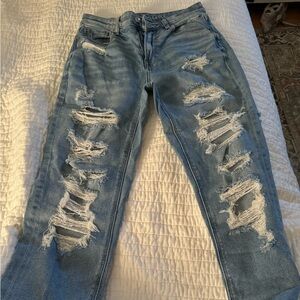 American Eagle stretch fit ripped jeans (SIZE 2- LONG)